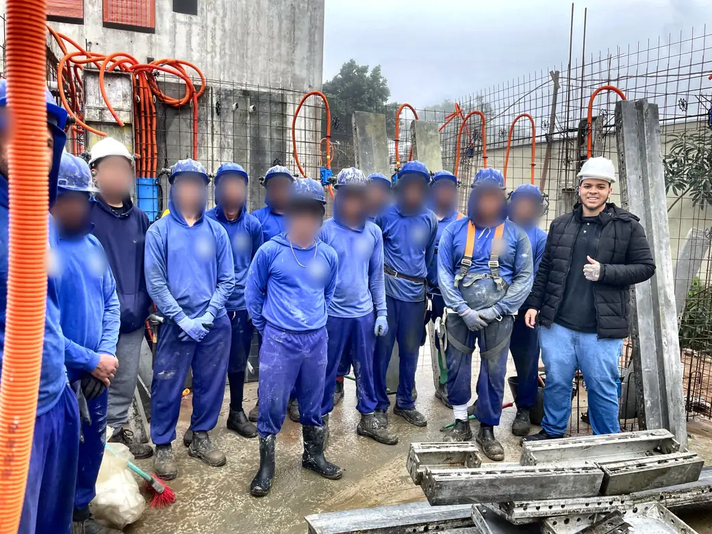 Victor Reis com a equipe de obra após o treinamento orientativo em Porto Alegre