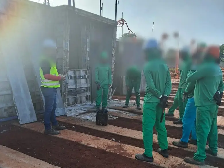Treinamento orientativo em campo: equipe reunida na frente das fôrmas